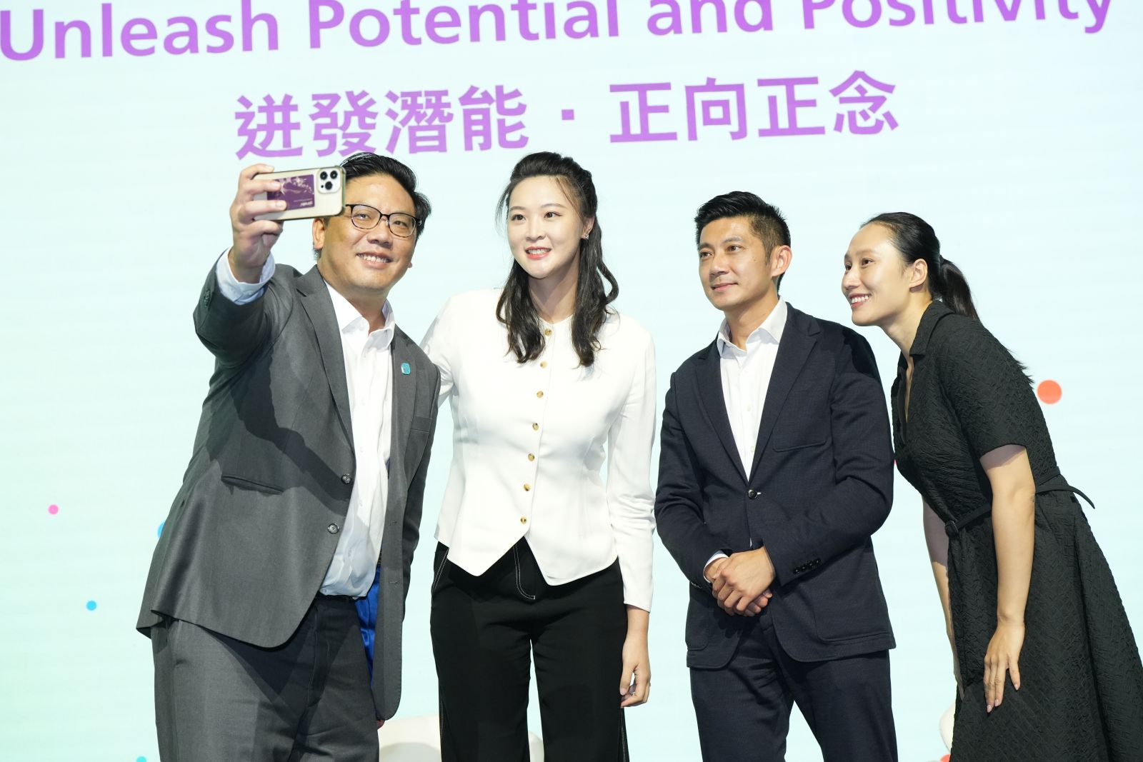 专题论坛（三）主持人与演讲嘉宾台上自拍合照