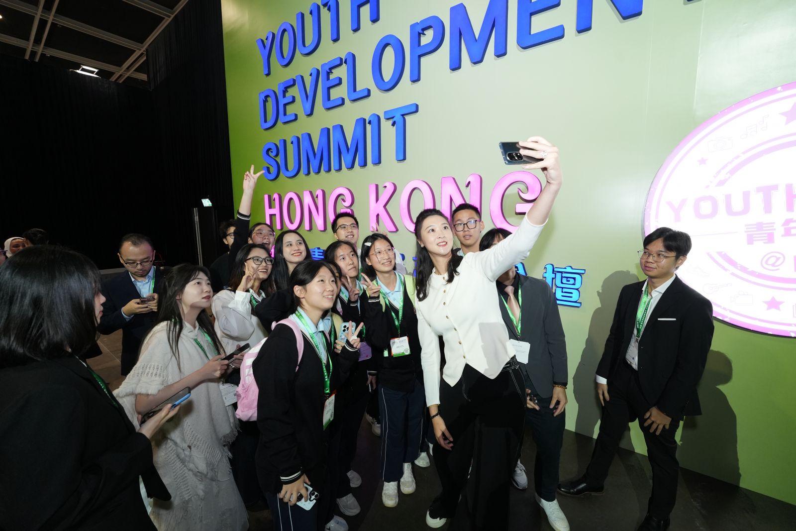 演讲嘉宾与青年参加者自拍合照